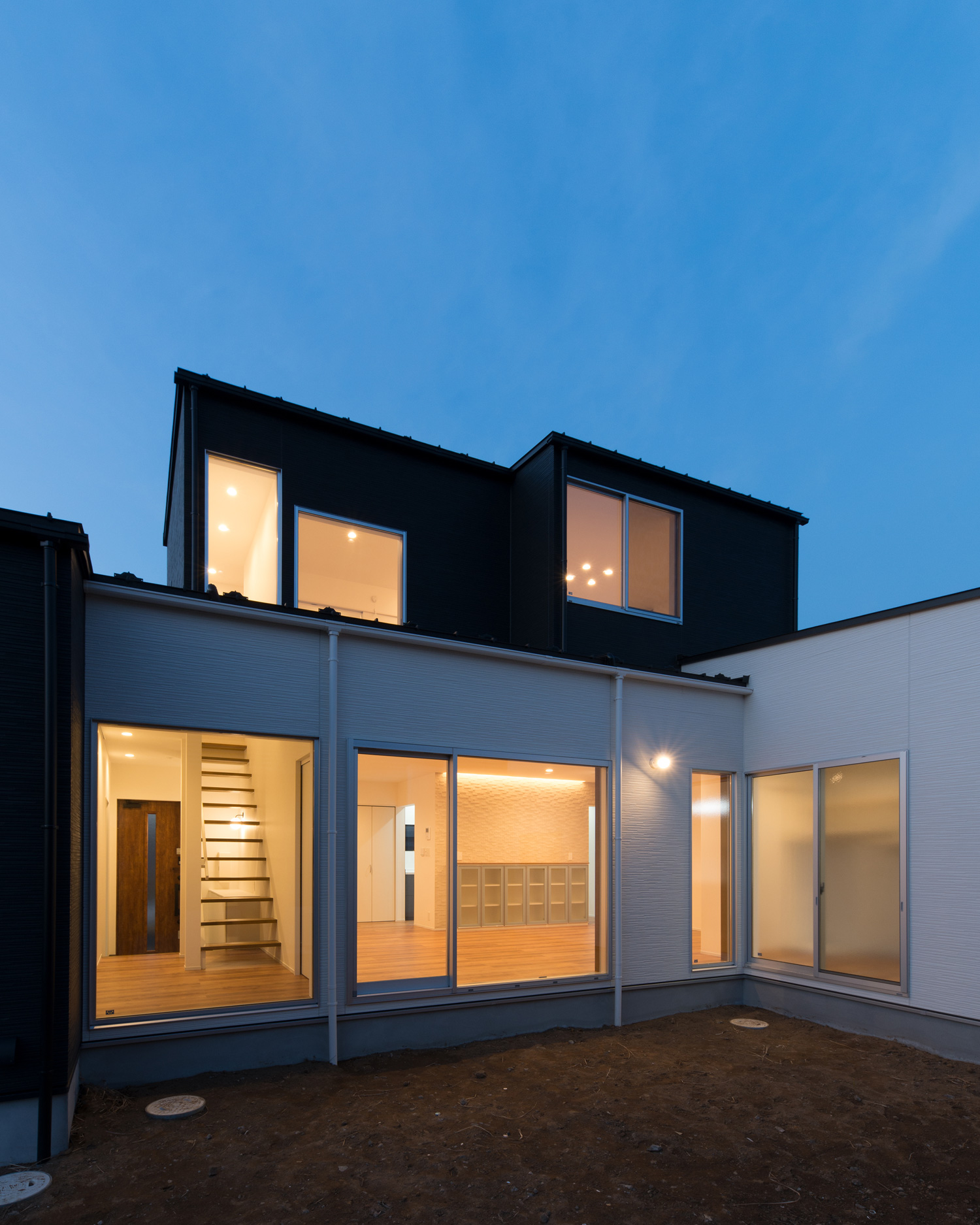 庭に面した大きな窓がある白と黒の外壁の住宅・デザイン住宅 注文住宅・デザイン住宅建築実例_『CASE611 黒曜×石英』_外観