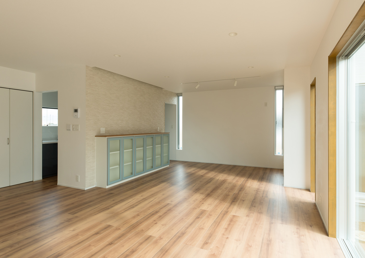 縦長のスリット窓が取り付けられたフローリングのLDK・デザイン住宅 注文住宅・デザイン住宅建築実例_『CASE611 黒曜×石英』_LDK