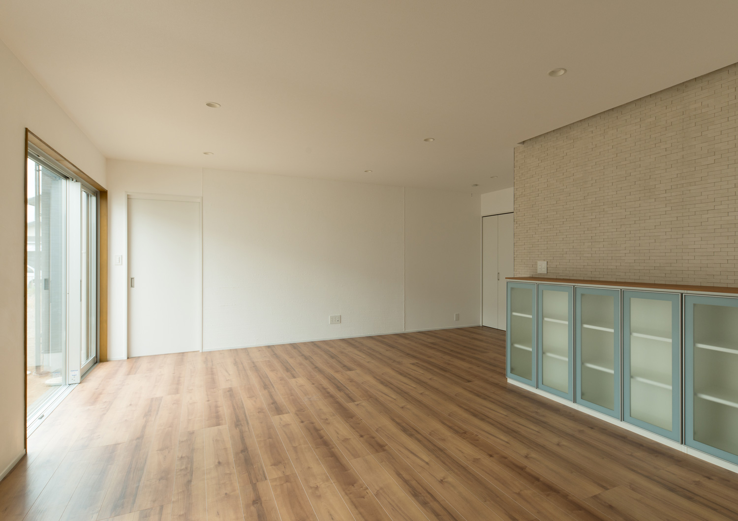 ガラスの扉付きのキャビネットを置いたフローリングのLDK・デザイン住宅 注文住宅・デザイン住宅建築実例_『CASE611 黒曜×石英』_LDK