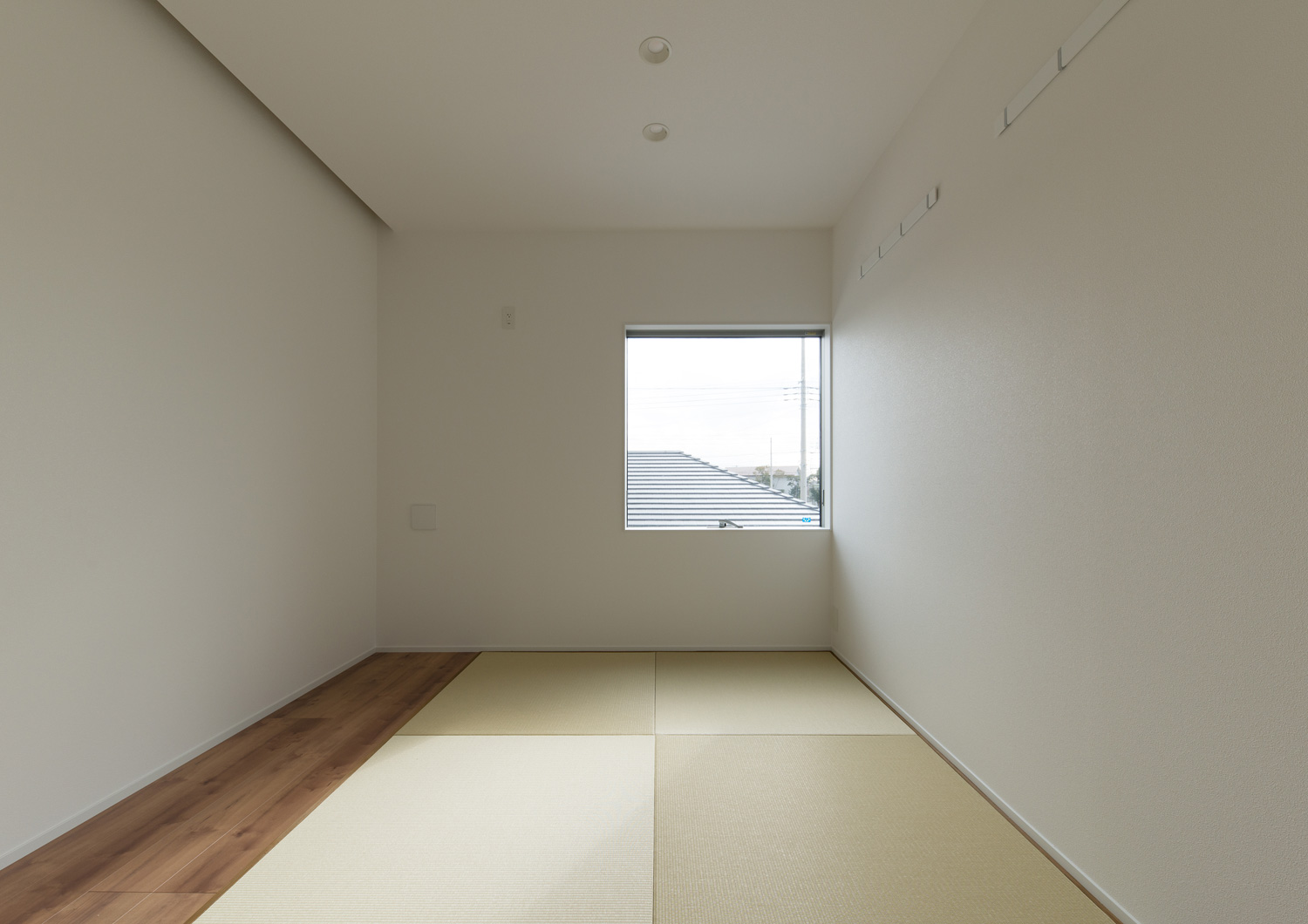 正方形の窓がついた琉球畳の和室・デザイン住宅 注文住宅・デザイン住宅建築実例_『CASE611 黒曜×石英』_和室