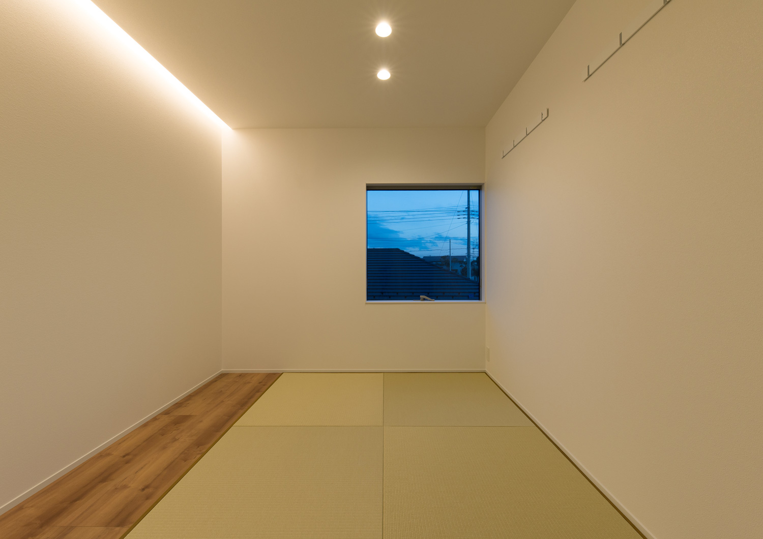 壁際に間接照明を取り付けた琉球畳の和室・デザイン住宅 注文住宅・デザイン住宅建築実例_『CASE611 黒曜×石英』_和室