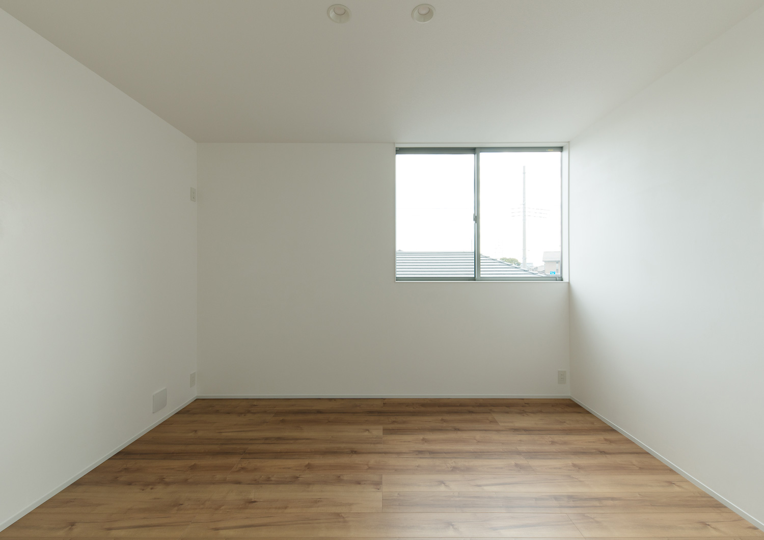 窓付きのシンプルな寝室・デザイン住宅 注文住宅・デザイン住宅建築実例_『CASE611 黒曜×石英』_寝室