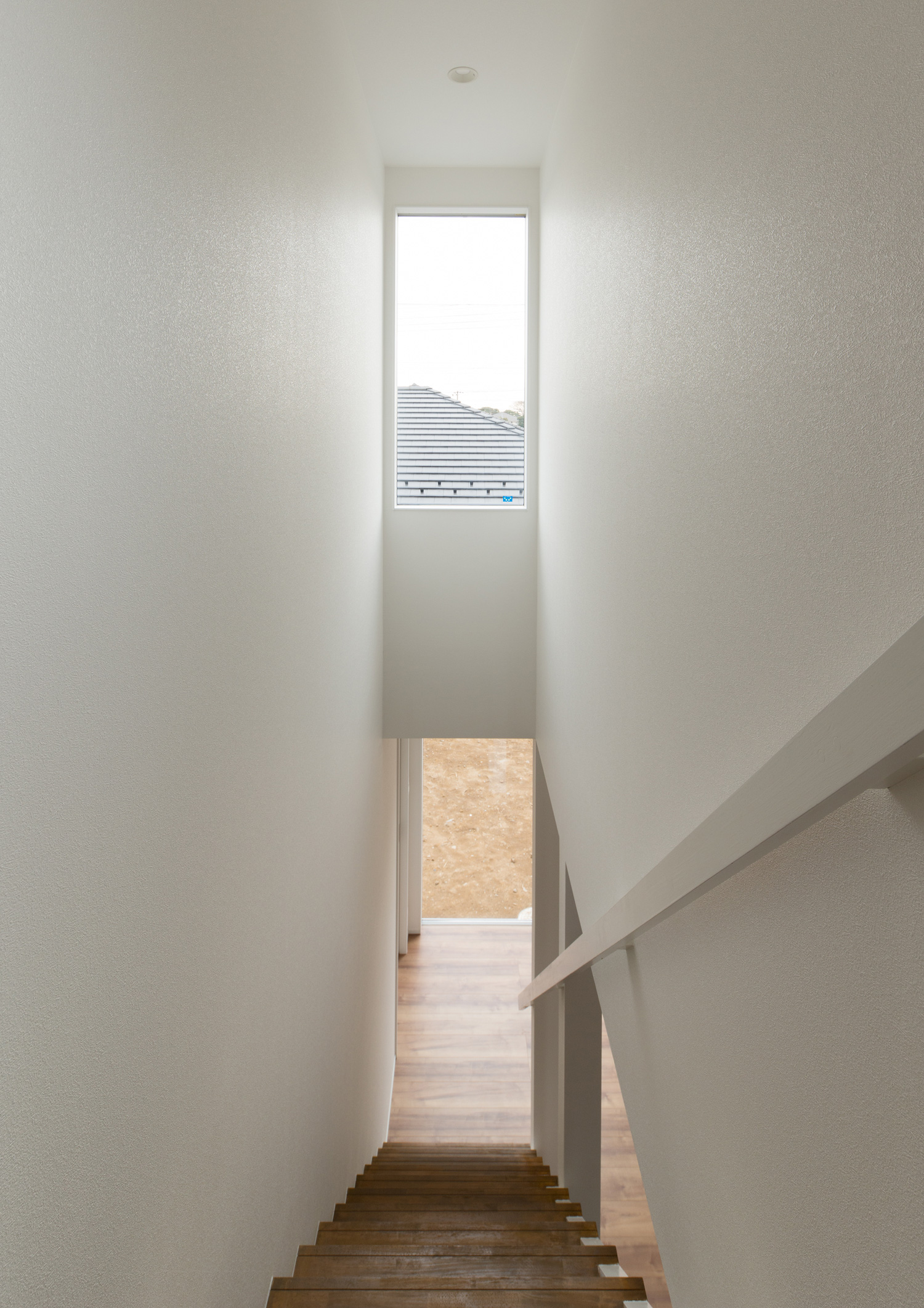 天井近くまで窓が設けられた明るい階段部分・デザイン住宅 注文住宅・デザイン住宅建築実例_『CASE611 黒曜×石英』_階段