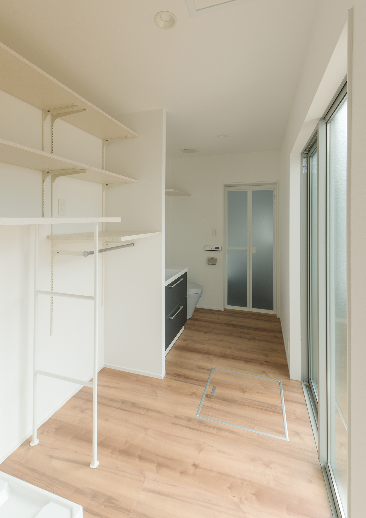 壁付け棚のあるランドリールームと洗面所が一体となったデザイン・デザイン住宅 注文住宅・デザイン住宅建築実例_『CASE611 黒曜×石英』_浴室・洗面所