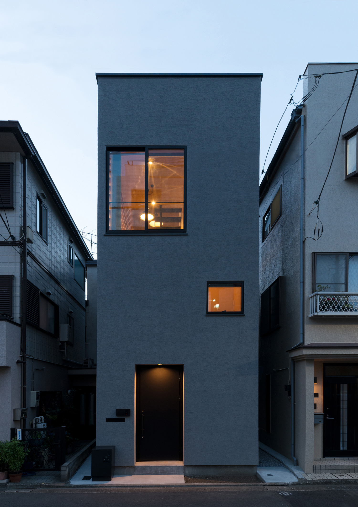 大小の窓から室内の光が漏れる狭小三階建て住宅・デザイン住宅 注文住宅・デザイン住宅建築実例_『CASE612 たなのいえ』_外観