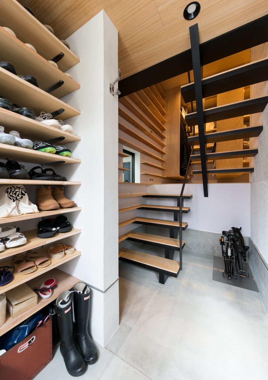 可動棚に靴が収納され、スケルトン階段からスキップフロアに繋がる土間の玄関・デザイン住宅 注文住宅・デザイン住宅建築実例_『CASE612 たなのいえ』_玄関