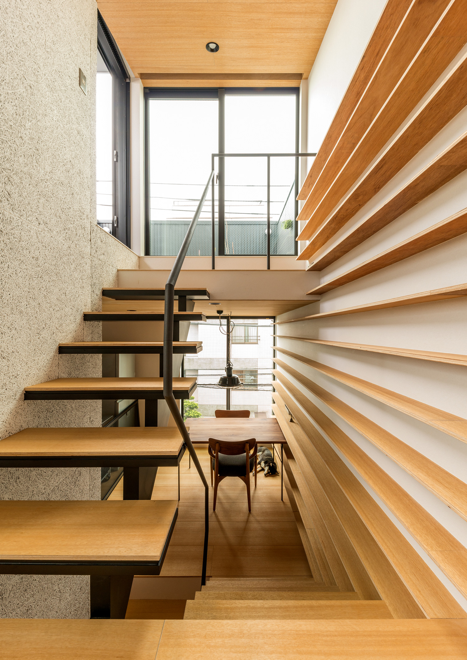 壁一面に木製の壁付け棚を取り付けたスキップフロアのLDK・デザイン住宅 注文住宅・デザイン住宅建築実例_『CASE612 たなのいえ』_LDK