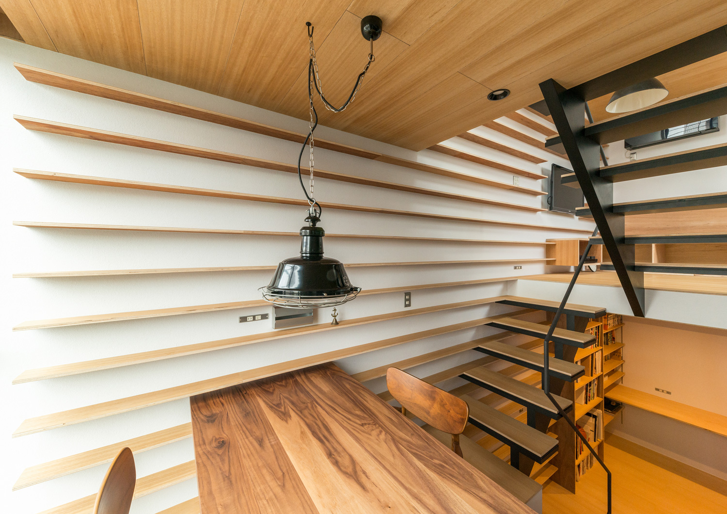 スケルトン階段と同化するような壁付けの棚があるLDK・デザイン住宅 注文住宅・デザイン住宅建築実例_『CASE612 たなのいえ』_LDK