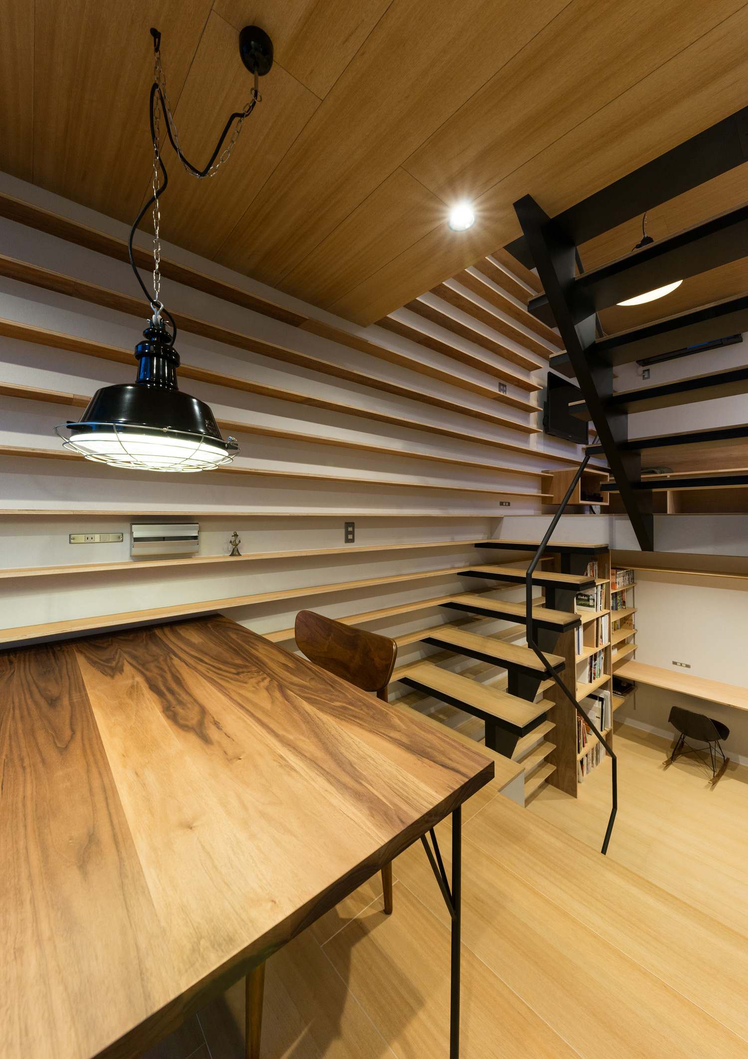 ダウンライトやペンダントライトに照らされるスキップフロアのLDK・デザイン住宅 注文住宅・デザイン住宅建築実例_『CASE612 たなのいえ』_LDK