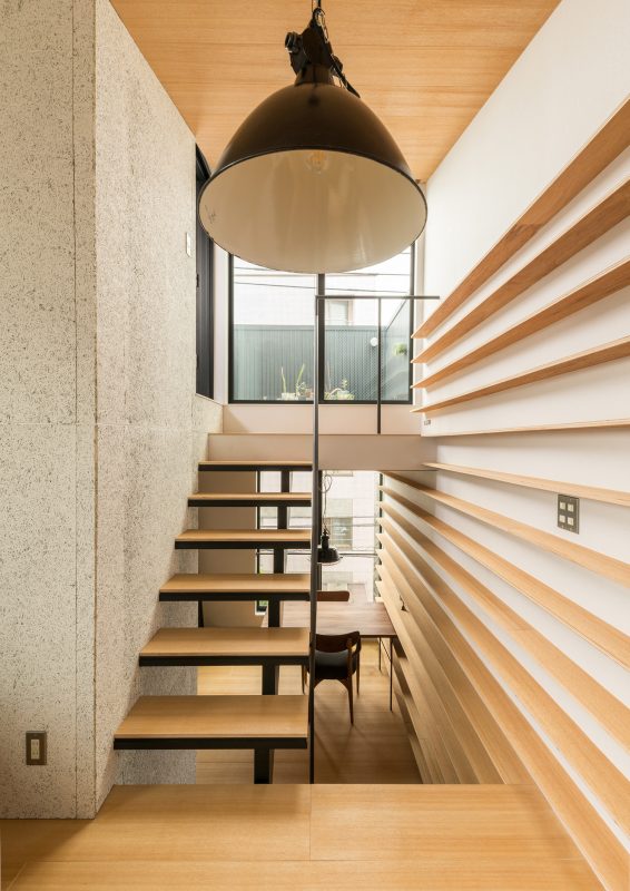 スケルトン階段にすることで圧迫感がなくなっている