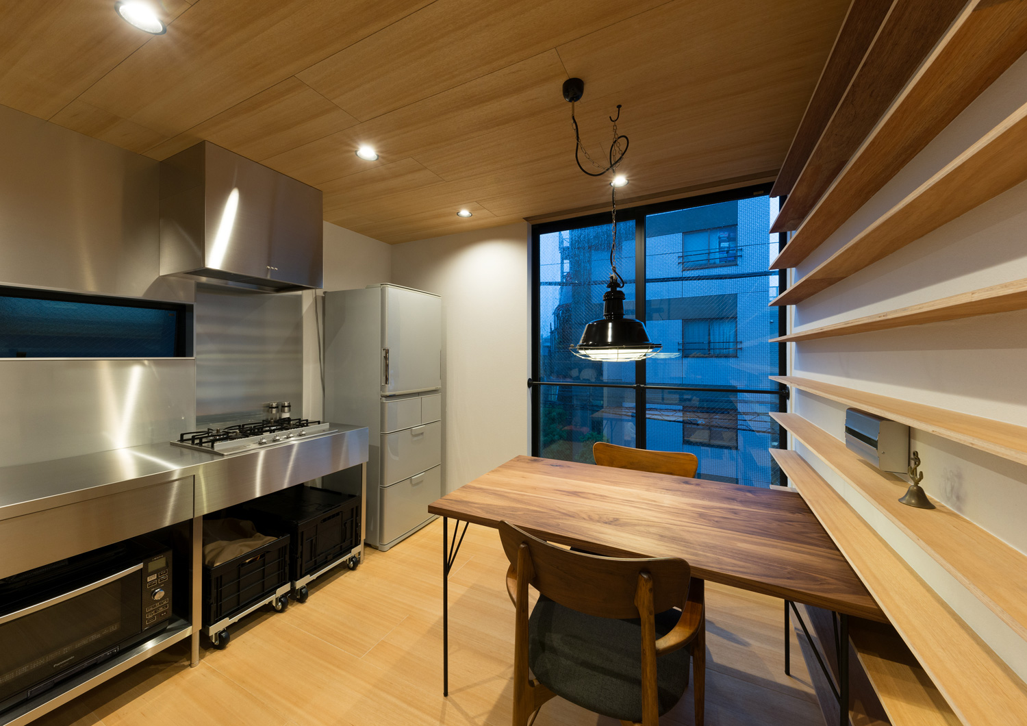 背面にダイニングテーブルを置くことでコンパクトにまとめた、ステンレスの壁付けキッチン・デザイン住宅 注文住宅・デザイン住宅建築実例_『CASE612 たなのいえ』_キッチン