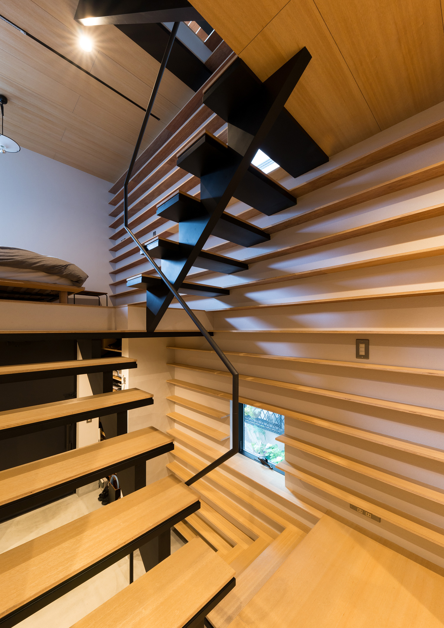 壁一面に木の棚を設けた空間を繋ぐスケルトン階段・デザイン住宅 注文住宅・デザイン住宅建築実例_『CASE612 たなのいえ』_階段
