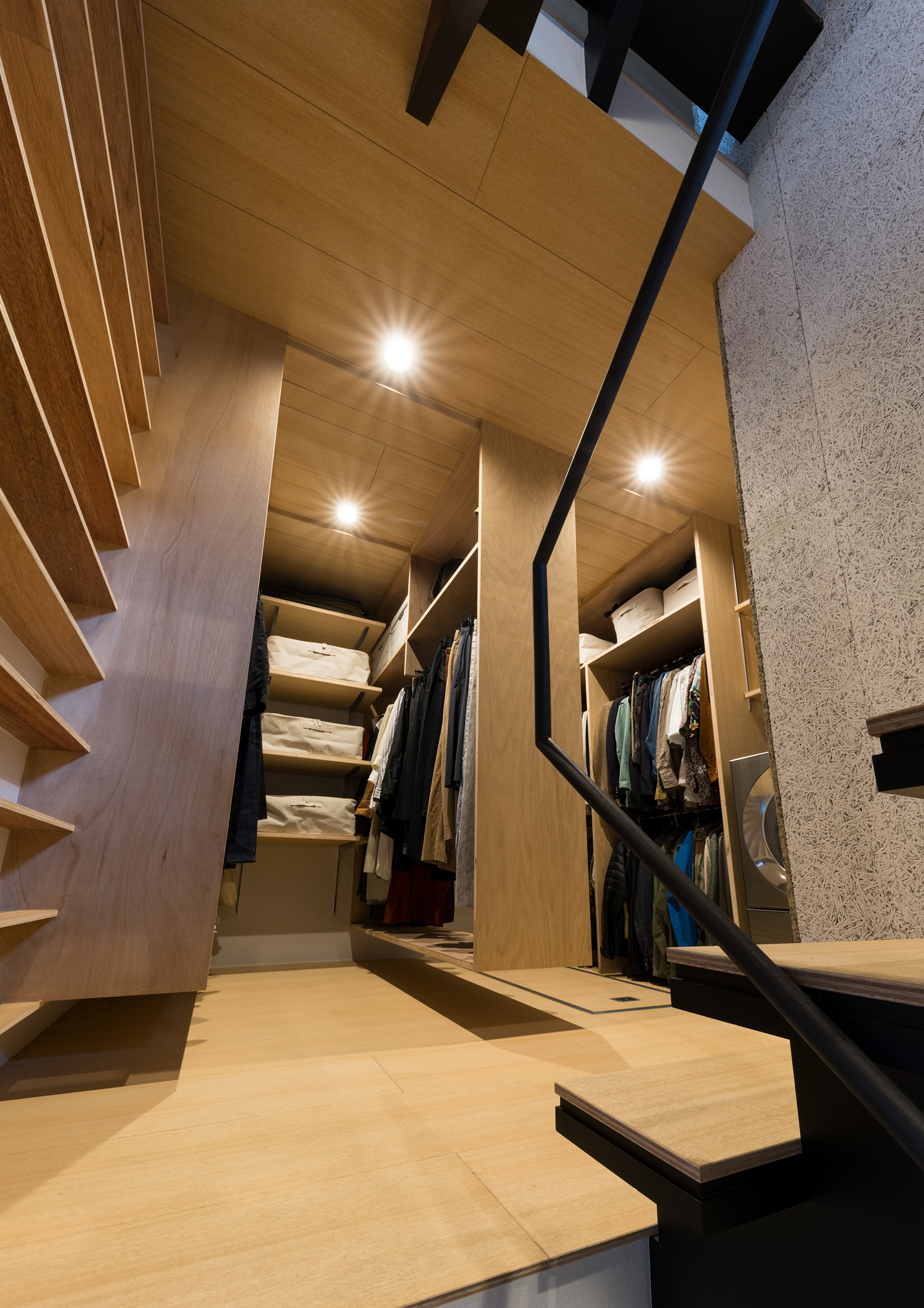 地下に設けたファミリークローゼット・デザイン住宅 注文住宅・デザイン住宅建築実例_『CASE612 たなのいえ』_ウォークインクローゼット