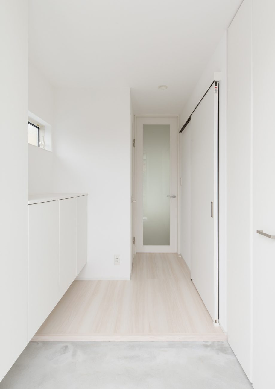 壁紙から建具まで白で統一された玄関・デザイン住宅 注文住宅・デザイン住宅建築実例_『CASE613 Drop of ink』_玄関