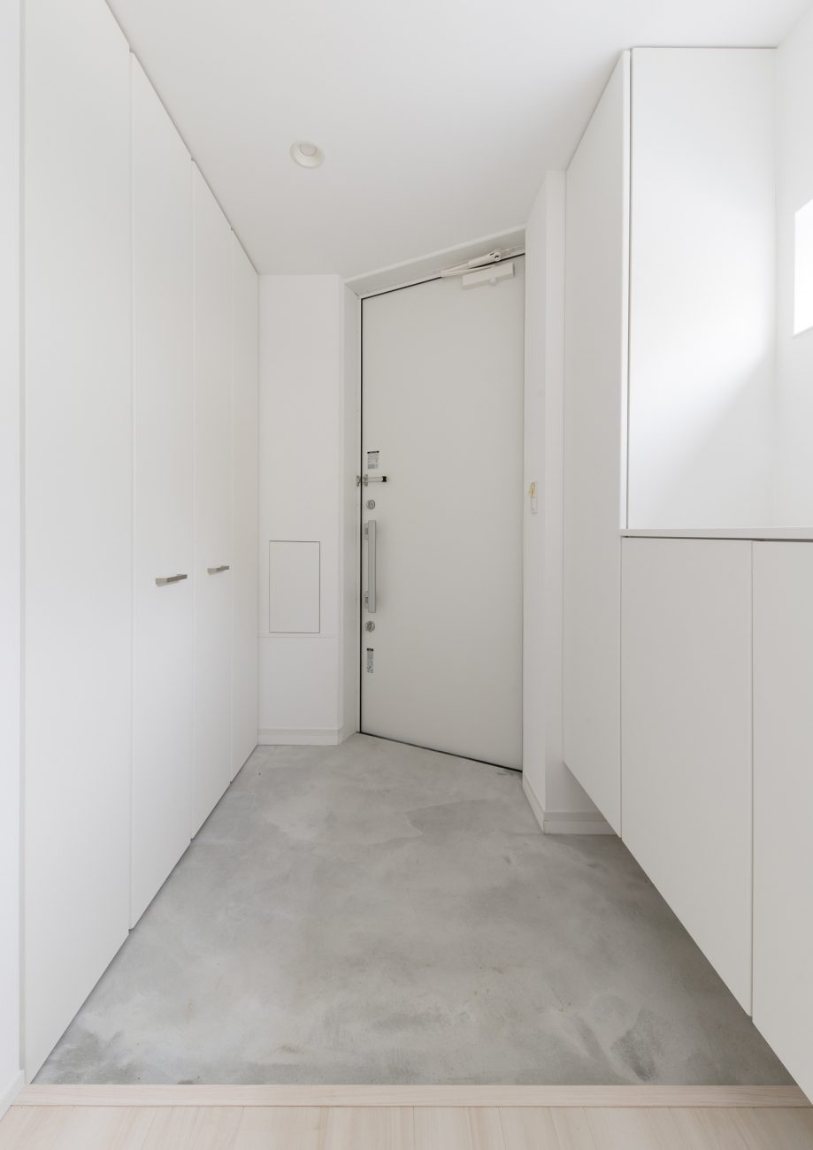 扉付きの収納が設けられたモルタルの玄関・デザイン住宅 注文住宅・デザイン住宅建築実例_『CASE613 Drop of ink』_玄関