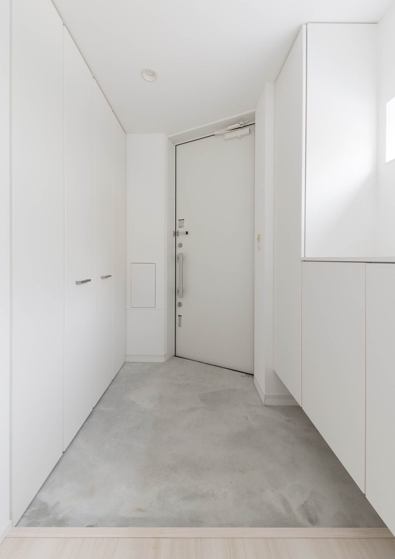 扉付きの収納が設けられたモルタルの玄関・デザイン住宅 注文住宅・デザイン住宅建築実例_『CASE613 Drop of ink』_玄関