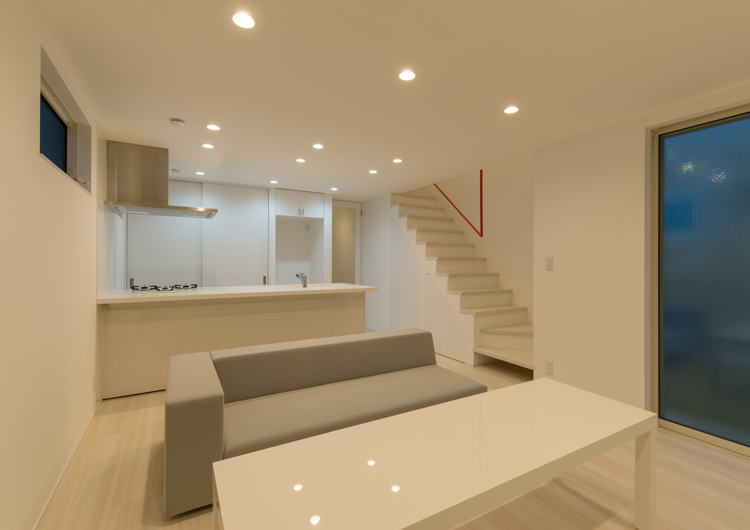 天井にダウンライトが取り付けられた白で統一されたLDK・デザイン住宅 注文住宅・デザイン住宅建築実例_『CASE613 Drop of ink』_LDK