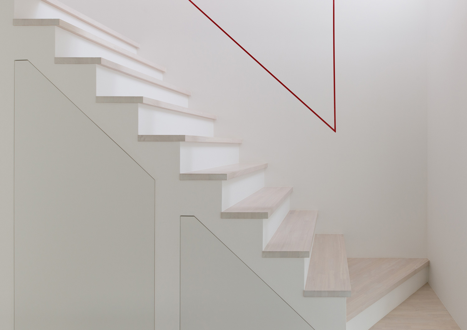 赤い手すりが取り付けられた白い箱型階段・デザイン住宅 注文住宅・デザイン住宅建築実例_『CASE613 Drop of ink』_階段