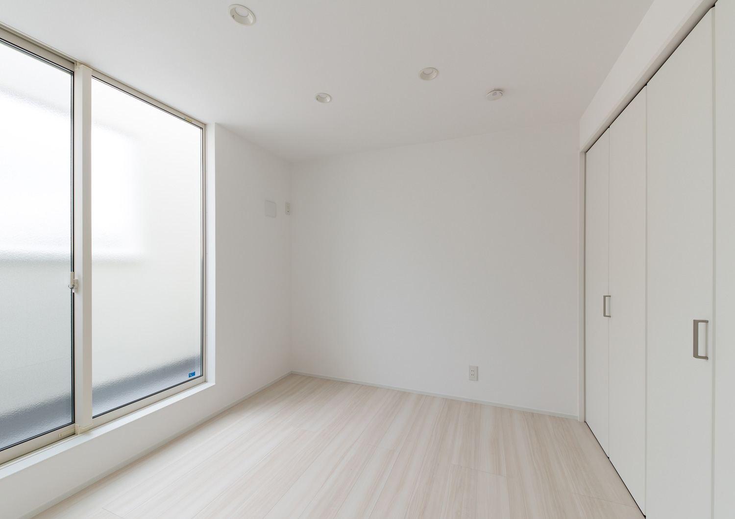 バルコニーに繋がる窓がある、白で統一された寝室・デザイン住宅 注文住宅・デザイン住宅建築実例_『CASE613 Drop of ink』_寝室