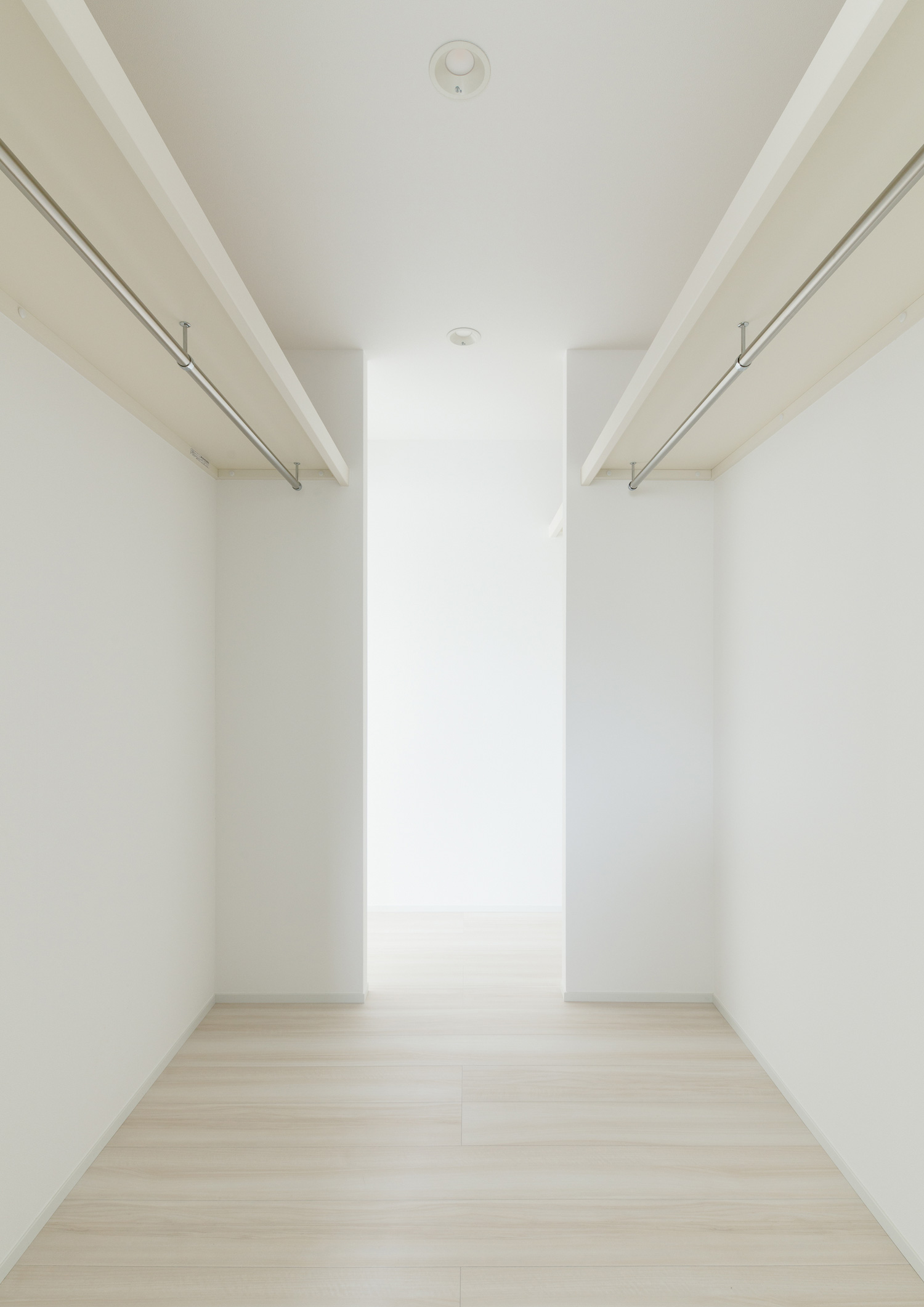 扉無しで寝室と繋がる、両脇にハンガーラックを設けたウォークインクローゼット・デザイン住宅 注文住宅・デザイン住宅建築実例_『CASE613 Drop of ink』_寝室