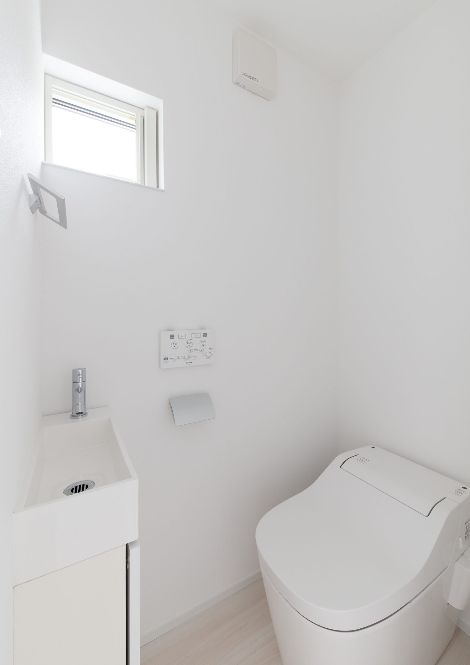 薄型手洗いを取り付けた、白で統一したトイレ・デザイン住宅 注文住宅・デザイン住宅建築実例_『CASE613 Drop of ink』_トイレ