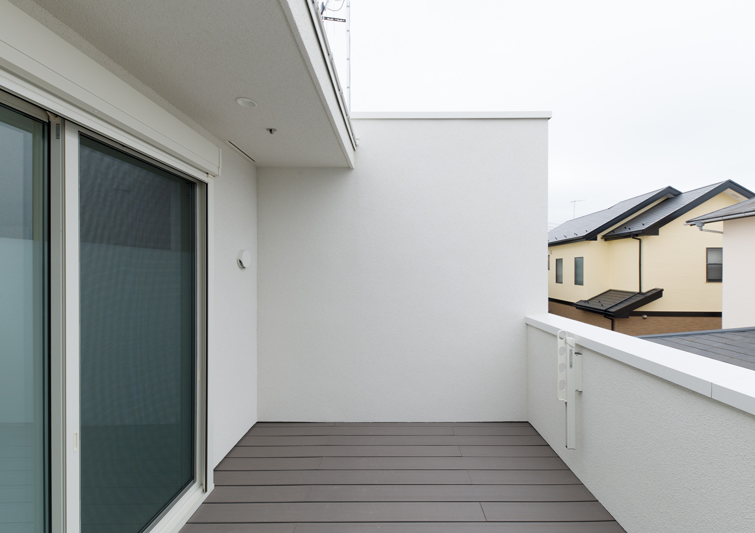 壁に物干し金物を取り付けたウッドデッキのバルコニー・デザイン住宅 注文住宅・デザイン住宅建築実例_『CASE613 Drop of ink』_テラス・バルコニー