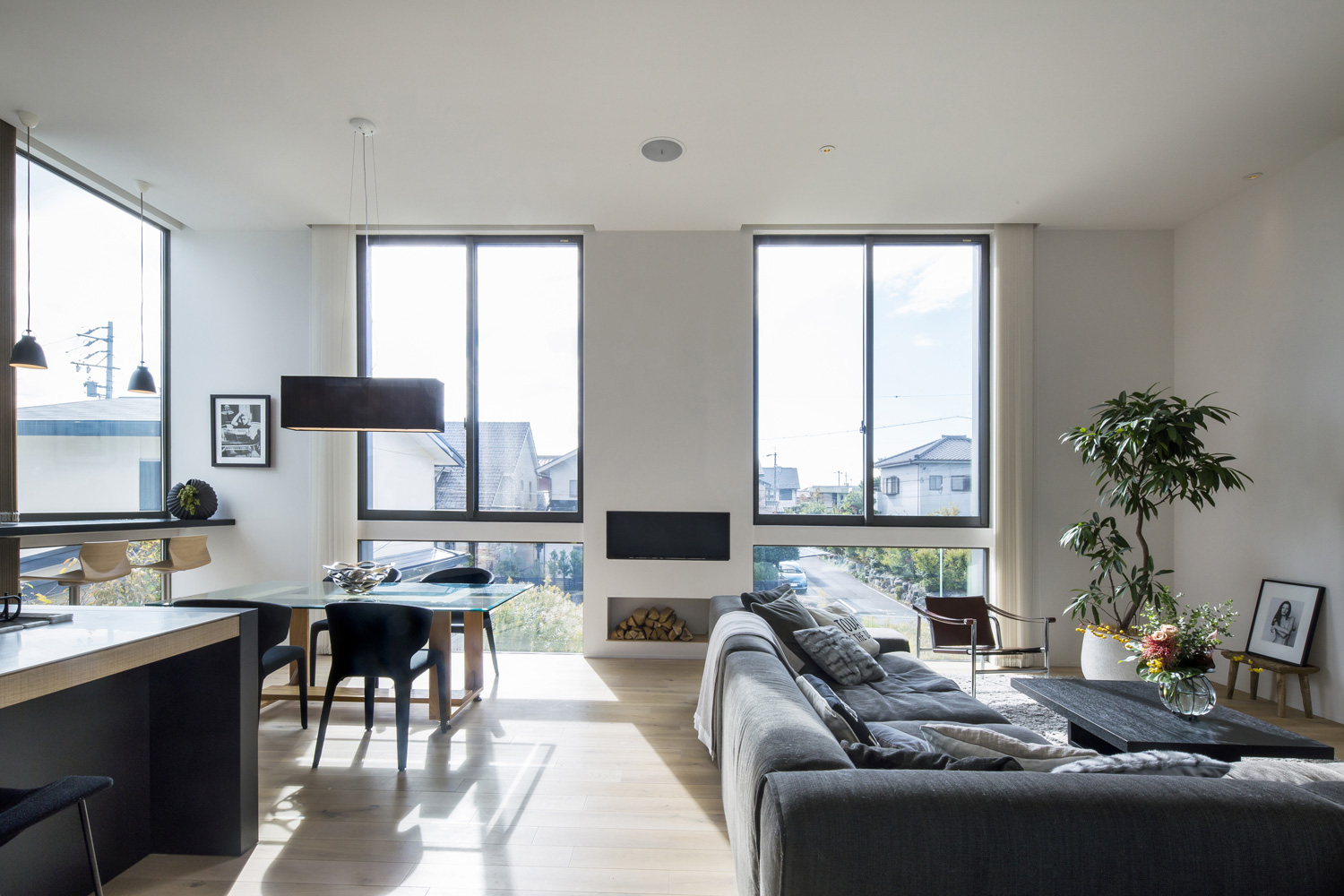 二方向に大きな窓がある、L字ソファーを置いたLDK・デザイン住宅 注文住宅・デザイン住宅建築実例_『CASE614 『Skip』』_LDK