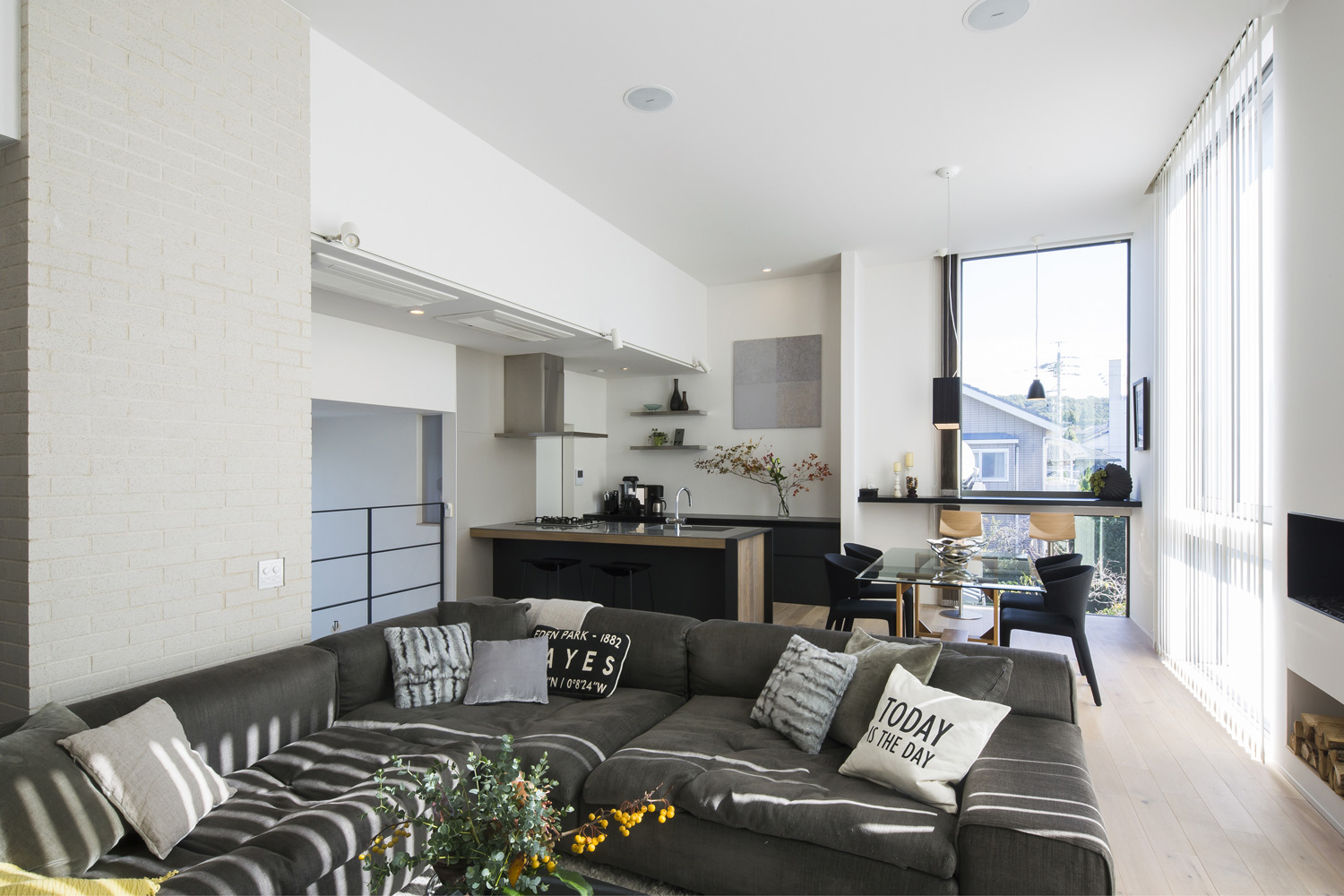 L字ソファやガラスのダイニングテーブル、カウンターキッチンを置いたホテルライクなLDK・デザイン住宅 注文住宅・デザイン住宅建築実例_『CASE614 『Skip』』_LDK