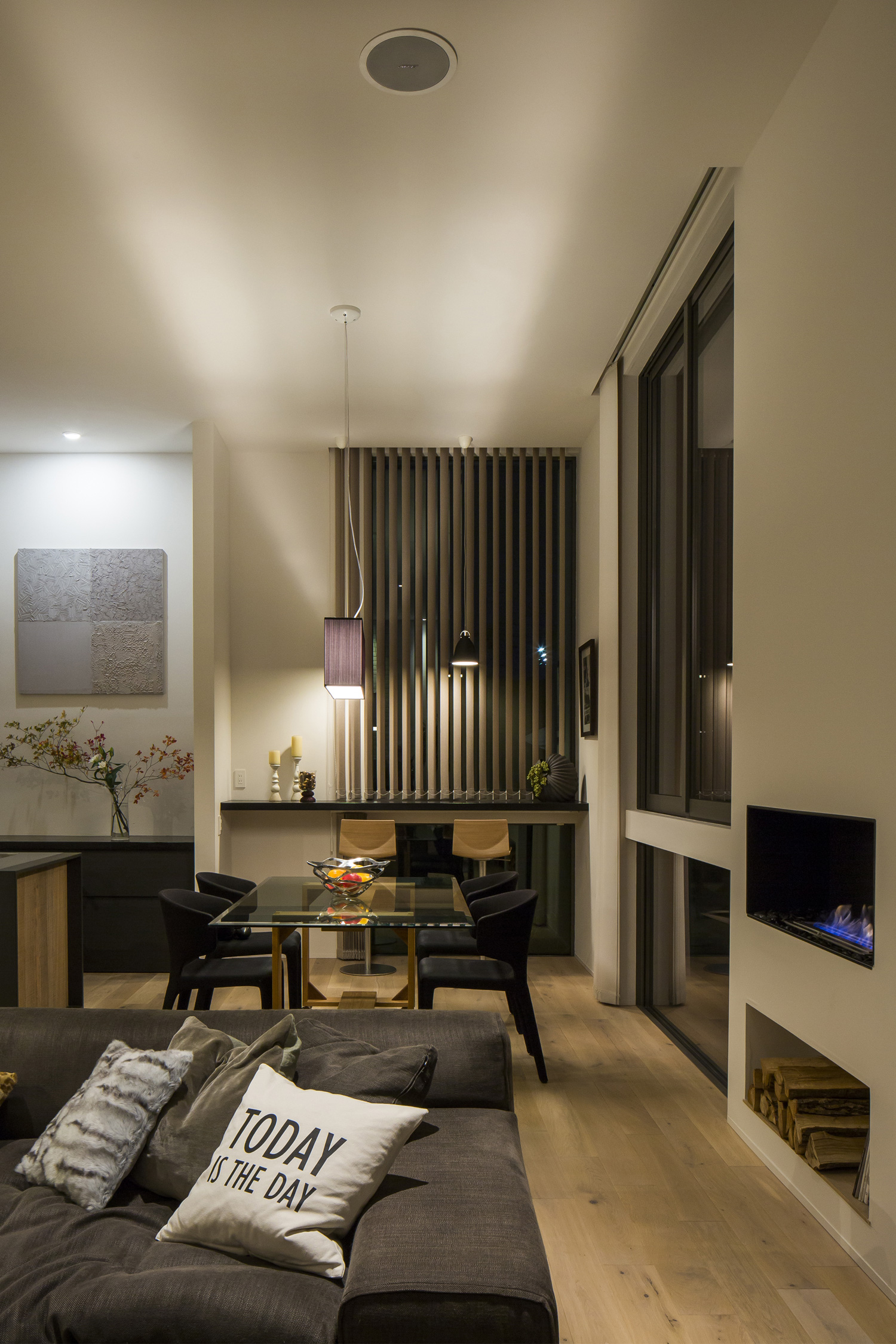 形の違うペンダントライトを取り付けた壁付けデスクのスペース・デザイン住宅 注文住宅・デザイン住宅建築実例_『CASE614 『Skip』』_LDK