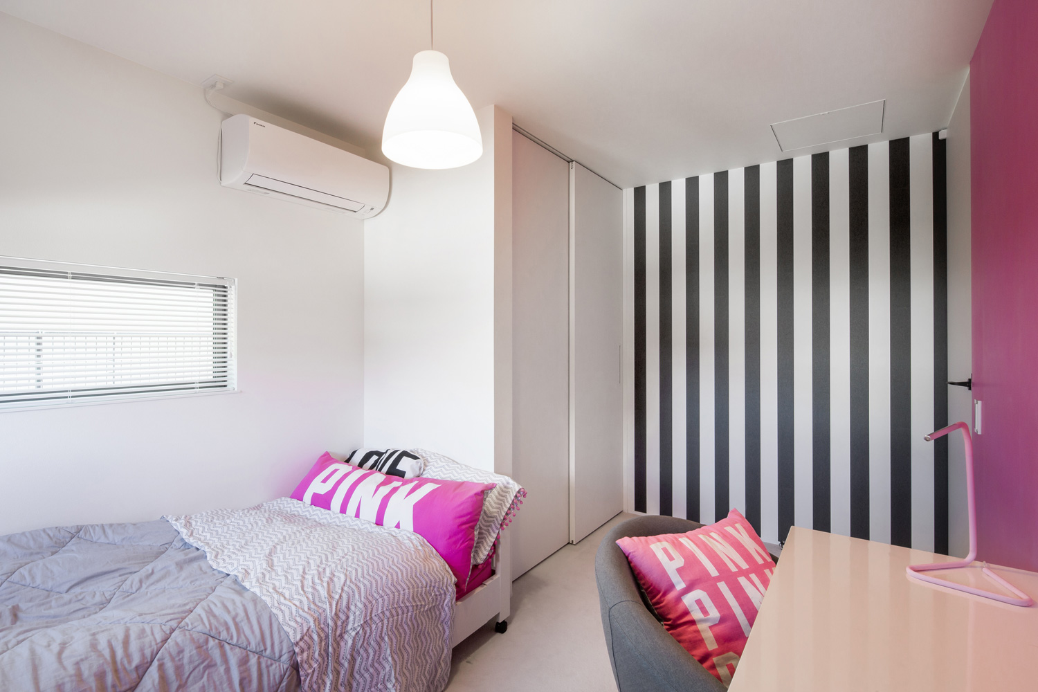 ストライプのアクセントクロスを設けた子供部屋・デザイン住宅 注文住宅・デザイン住宅建築実例_『CASE614 『Skip』』_子供部屋