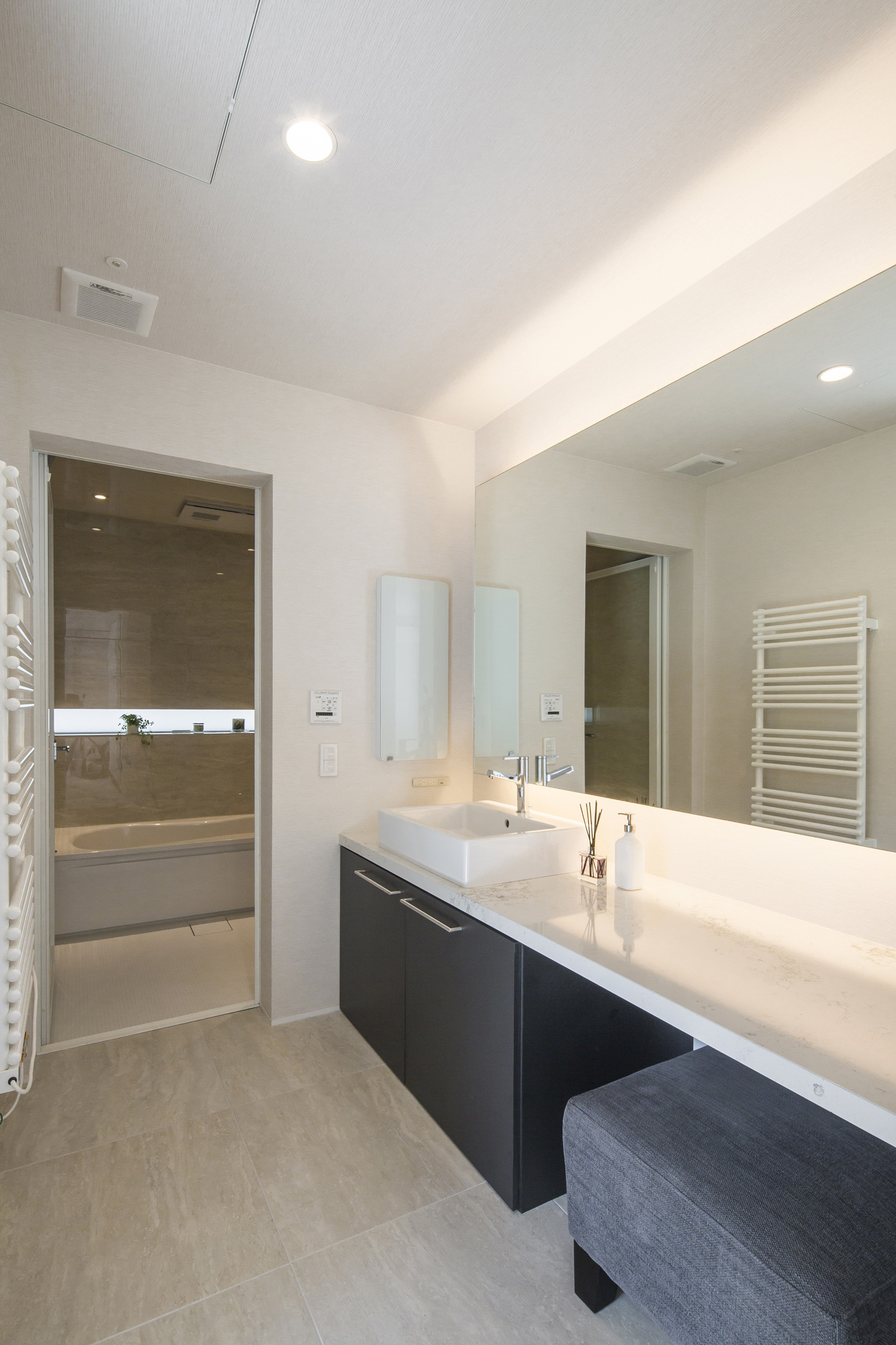 洗面台の横に座ってメイクや作業が出来るスペースを設けた洗面所・デザイン住宅 注文住宅・デザイン住宅建築実例_『CASE614 『Skip』』_浴室・洗面所