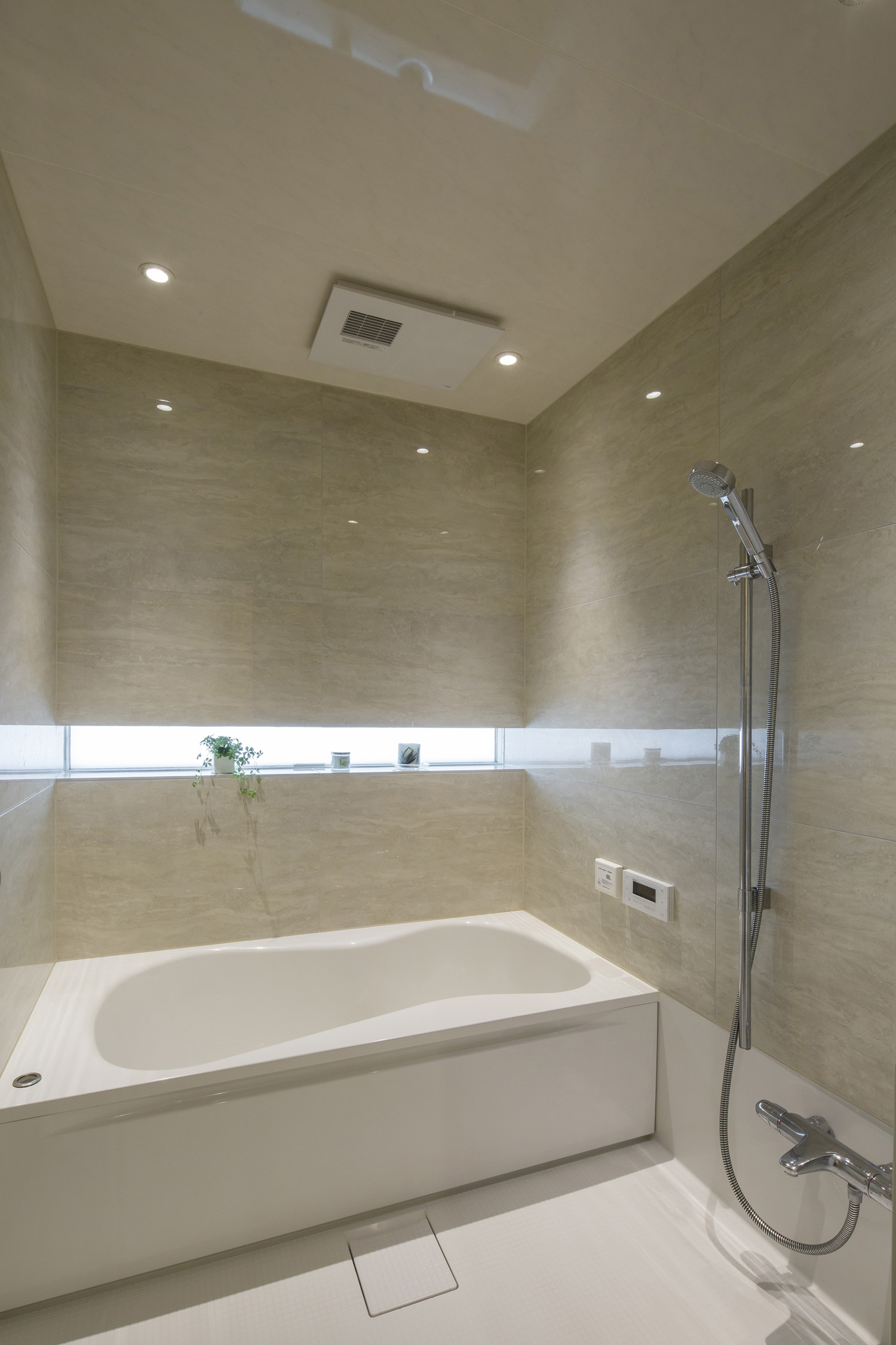 壁にスリットを設けインテリアを飾るスペースとした浴室・デザイン住宅 注文住宅・デザイン住宅建築実例_『CASE614 『Skip』』_浴室・洗面所