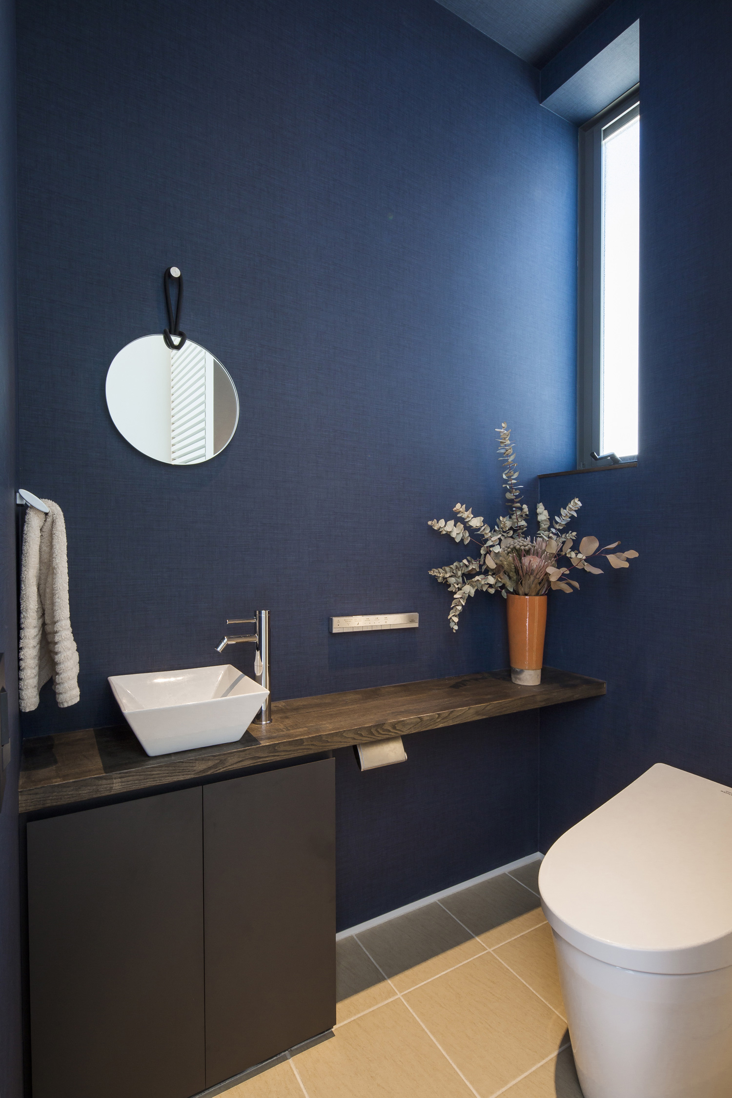 ネイビーのクロスで、スリット窓や手洗いカウンターを取り付けたトイレ・デザイン住宅 注文住宅・デザイン住宅建築実例_『CASE614 『Skip』』_トイレ