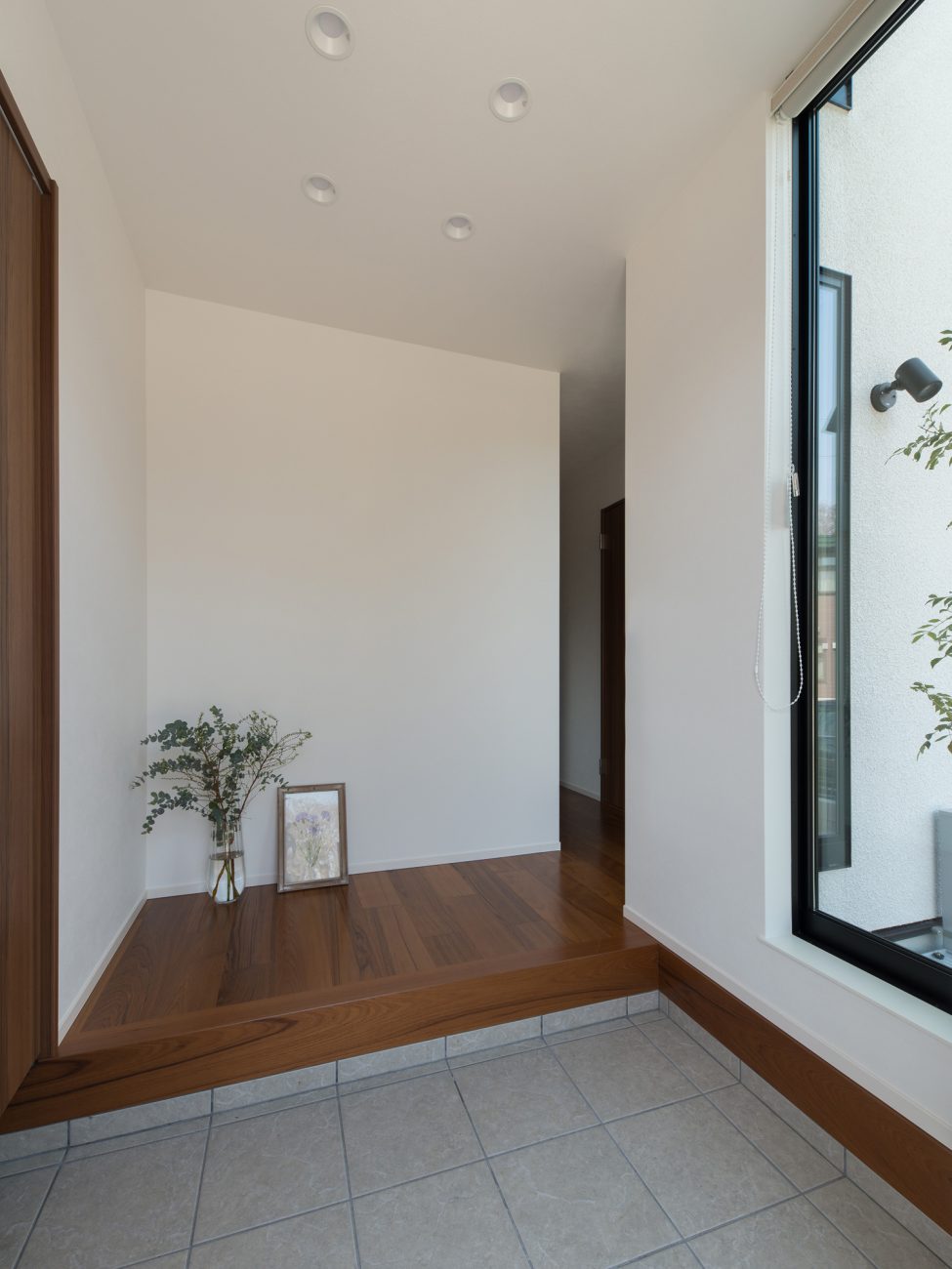 グレーのタイル床でFIX窓を設けた玄関・デザイン住宅 注文住宅・デザイン住宅建築実例_『CASE615 SML□』_玄関