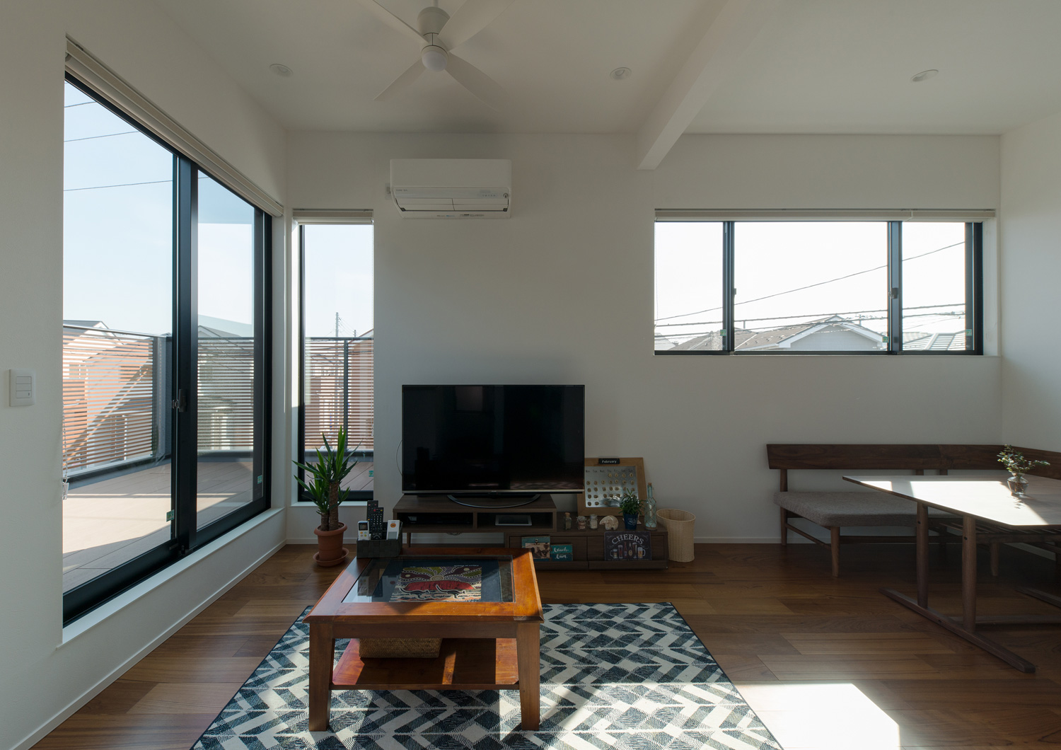 バルコニーと繋がる窓がある二階LDK・デザイン住宅 注文住宅・デザイン住宅建築実例_『CASE615 SML□』_LDK