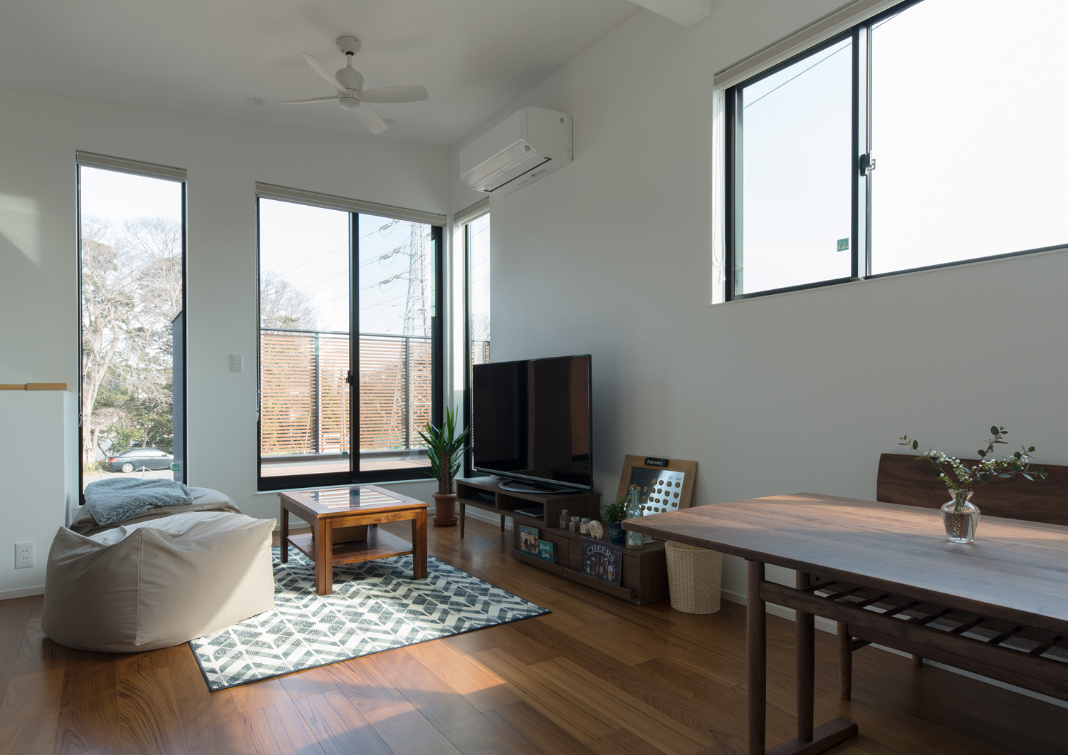 テレビの前に木のサイドテーブルと四角いクッションを置いたLDK・デザイン住宅 注文住宅・デザイン住宅建築実例_『CASE615 SML□』_LDK