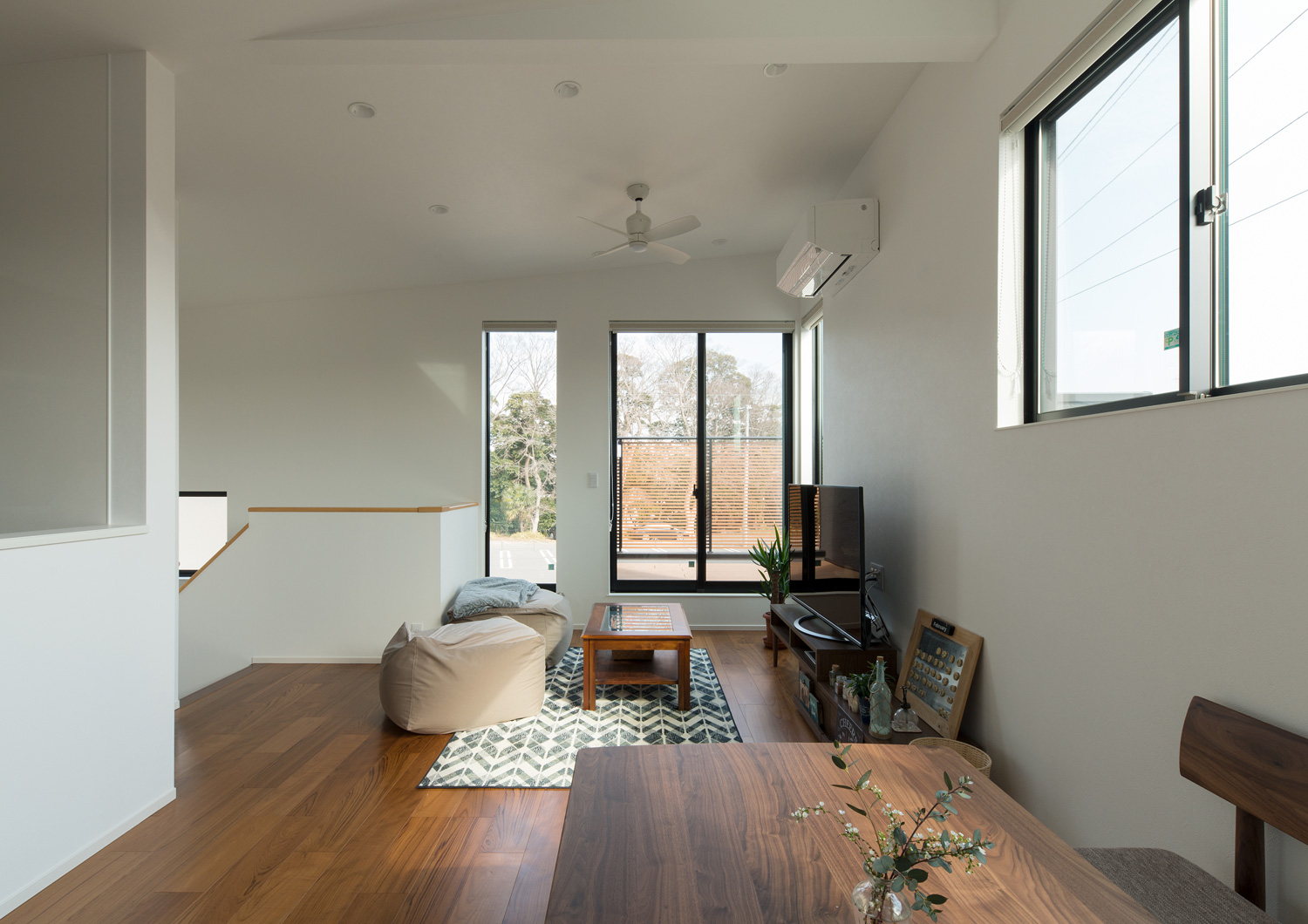 バルコニーに繋がる窓がある、木製のダイニングテーブルを置いたLDK・デザイン住宅 注文住宅・デザイン住宅建築実例_『CASE615 SML□』_LDK