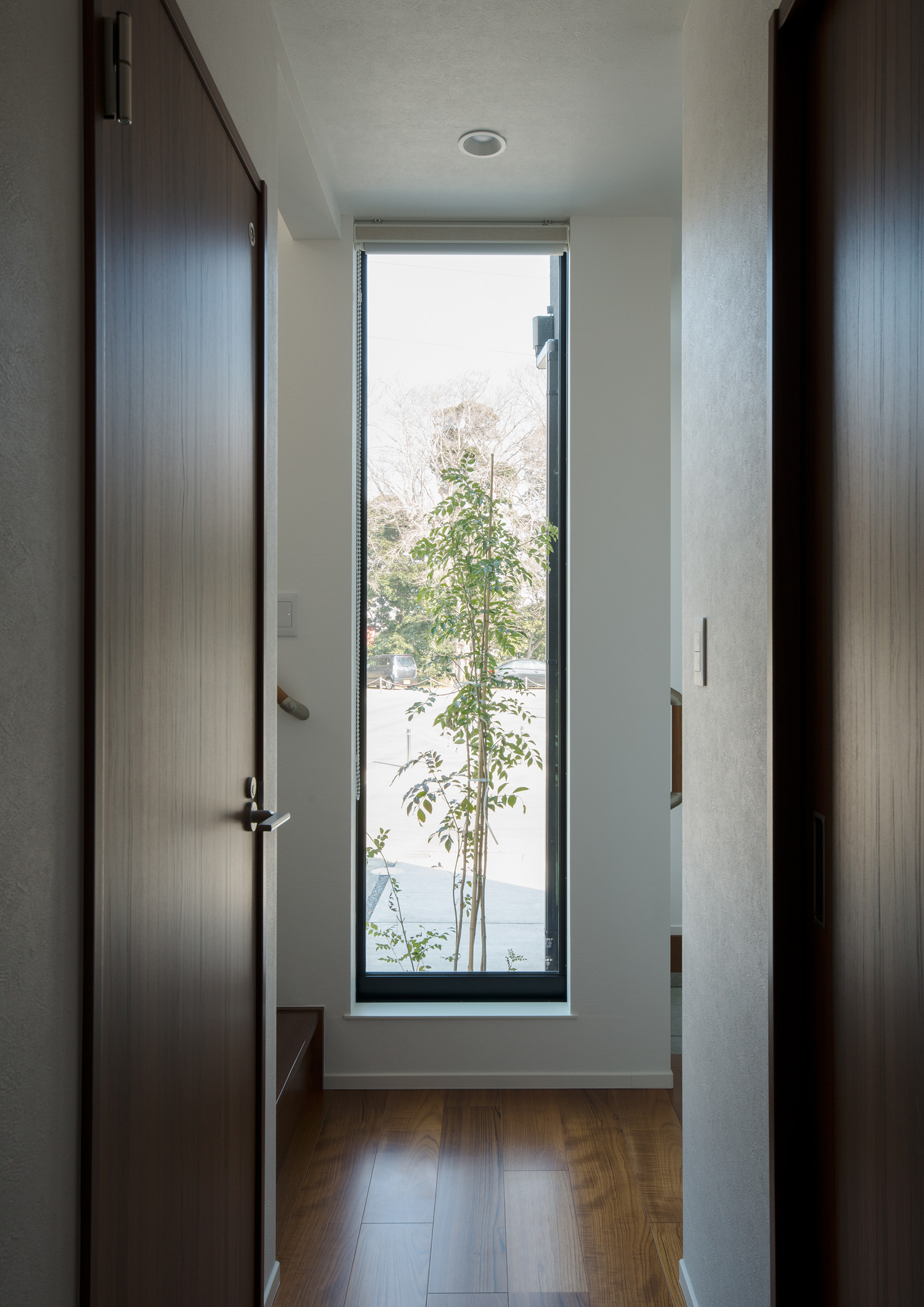 突き当りにFIX窓がある廊下・デザイン住宅 注文住宅・デザイン住宅建築実例_『CASE615 SML□』_廊下