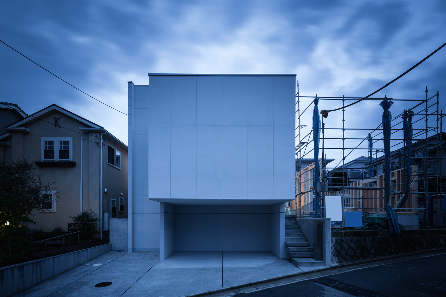 インナーガレージがある、窓のないキューブ状の外観・デザイン住宅 注文住宅・デザイン住宅建築実例_『CASE616 HOUSE.FLOAT』_外観