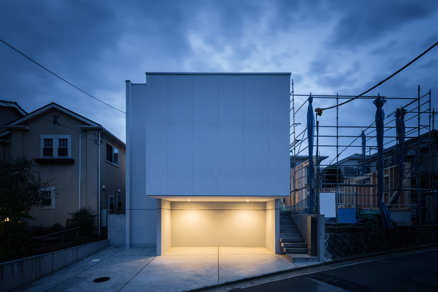 インナーガレージに照明が取り付けられた窓のないキューブ状の外観・デザイン住宅 注文住宅・デザイン住宅建築実例_『CASE616 HOUSE.FLOAT』_外観