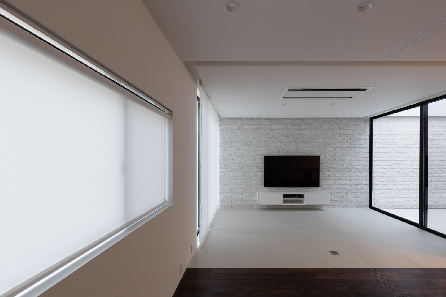 二方向に窓が設けられた白い壁に囲まれたLDK・デザイン住宅 注文住宅・デザイン住宅建築実例_『CASE616 HOUSE.FLOAT』_LDK