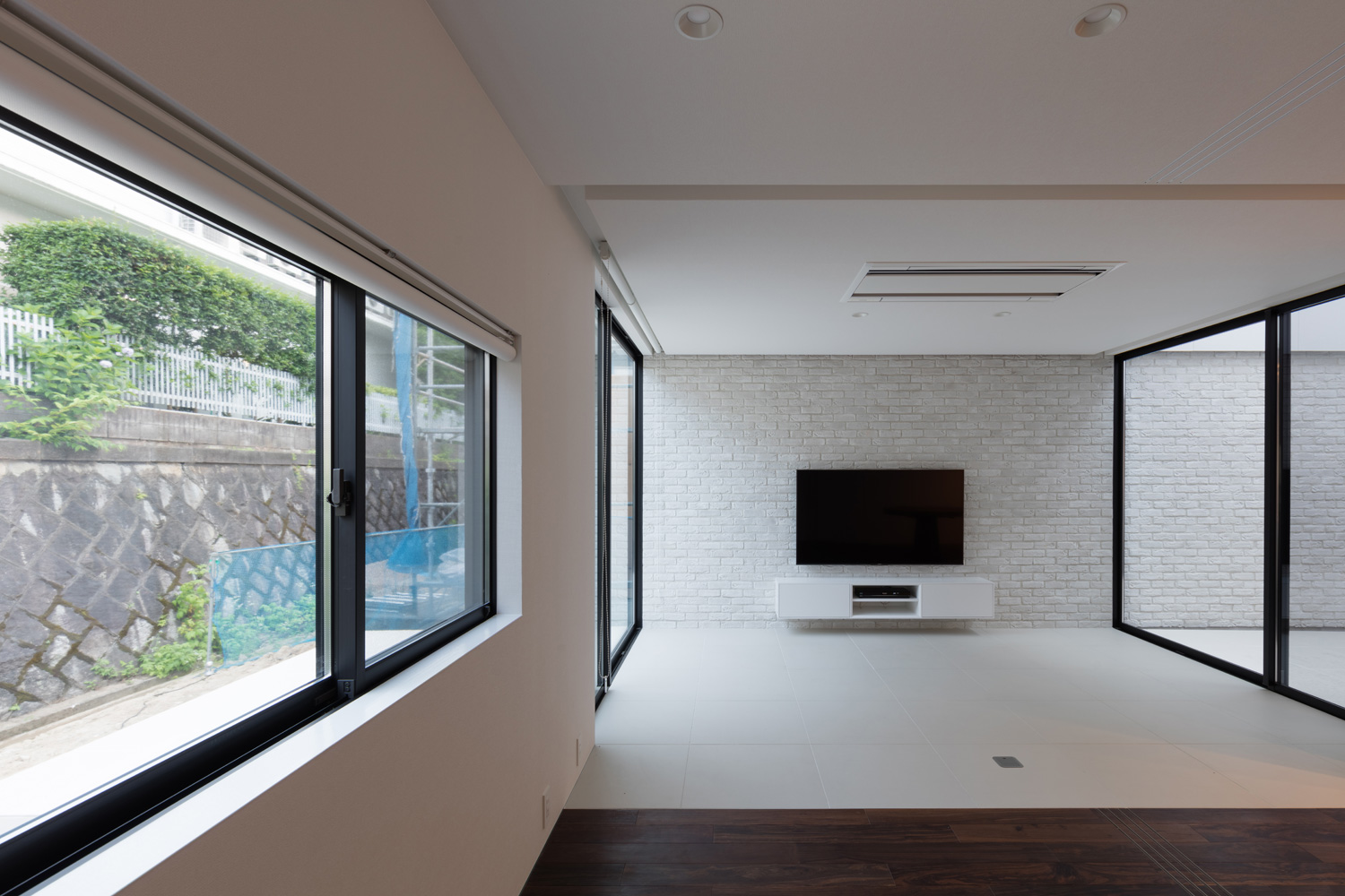 大開口窓と横長の窓が設けられた白い床と壁のLDK・デザイン住宅 注文住宅・デザイン住宅建築実例_『CASE616 HOUSE.FLOAT』_LDK