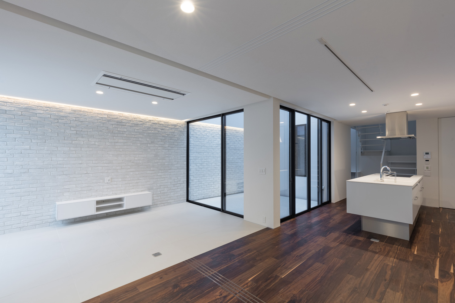 中庭を囲むように窓が設けられた、フローリングとタイル床のLDK・デザイン住宅 注文住宅・デザイン住宅建築実例_『CASE616 HOUSE.FLOAT』_LDK