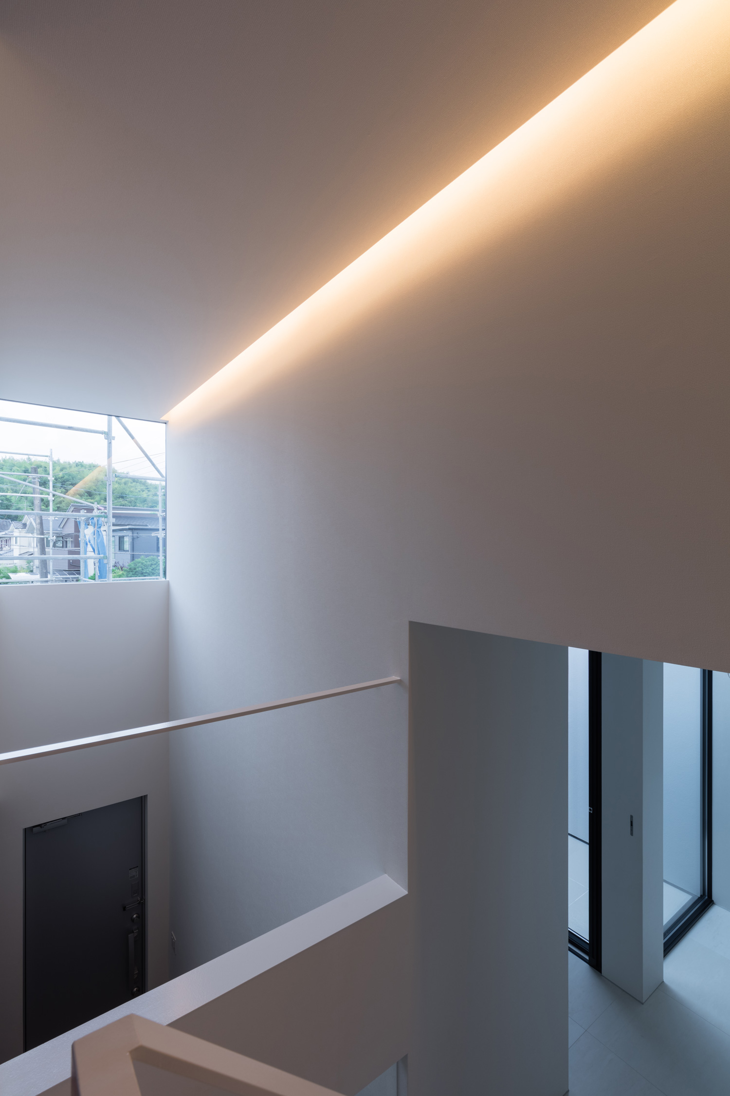 壁際に間接照明を設けた吹き抜けのフロア・デザイン住宅 注文住宅・デザイン住宅建築実例_『CASE616 HOUSE.FLOAT』_階段