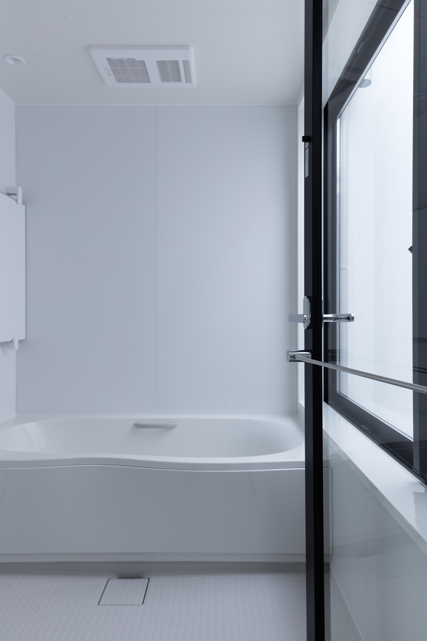 ガラスの扉が取り付けられた浴室・デザイン住宅 注文住宅・デザイン住宅建築実例_『CASE616 HOUSE.FLOAT』_浴室・洗面所