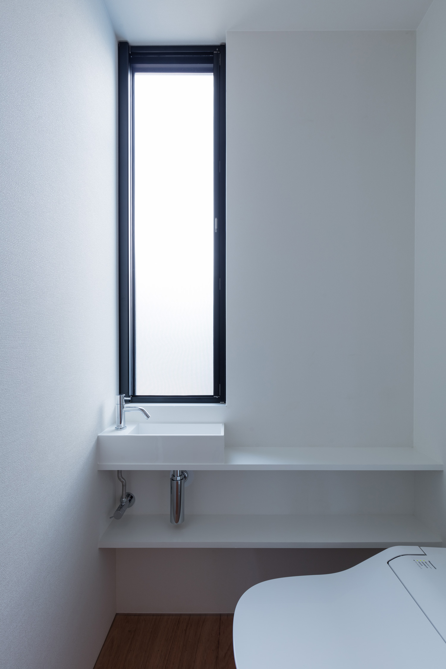 スリット窓の前に薄型手洗いがあるトイレ・デザイン住宅 注文住宅・デザイン住宅建築実例_『CASE616 HOUSE.FLOAT』_トイレ