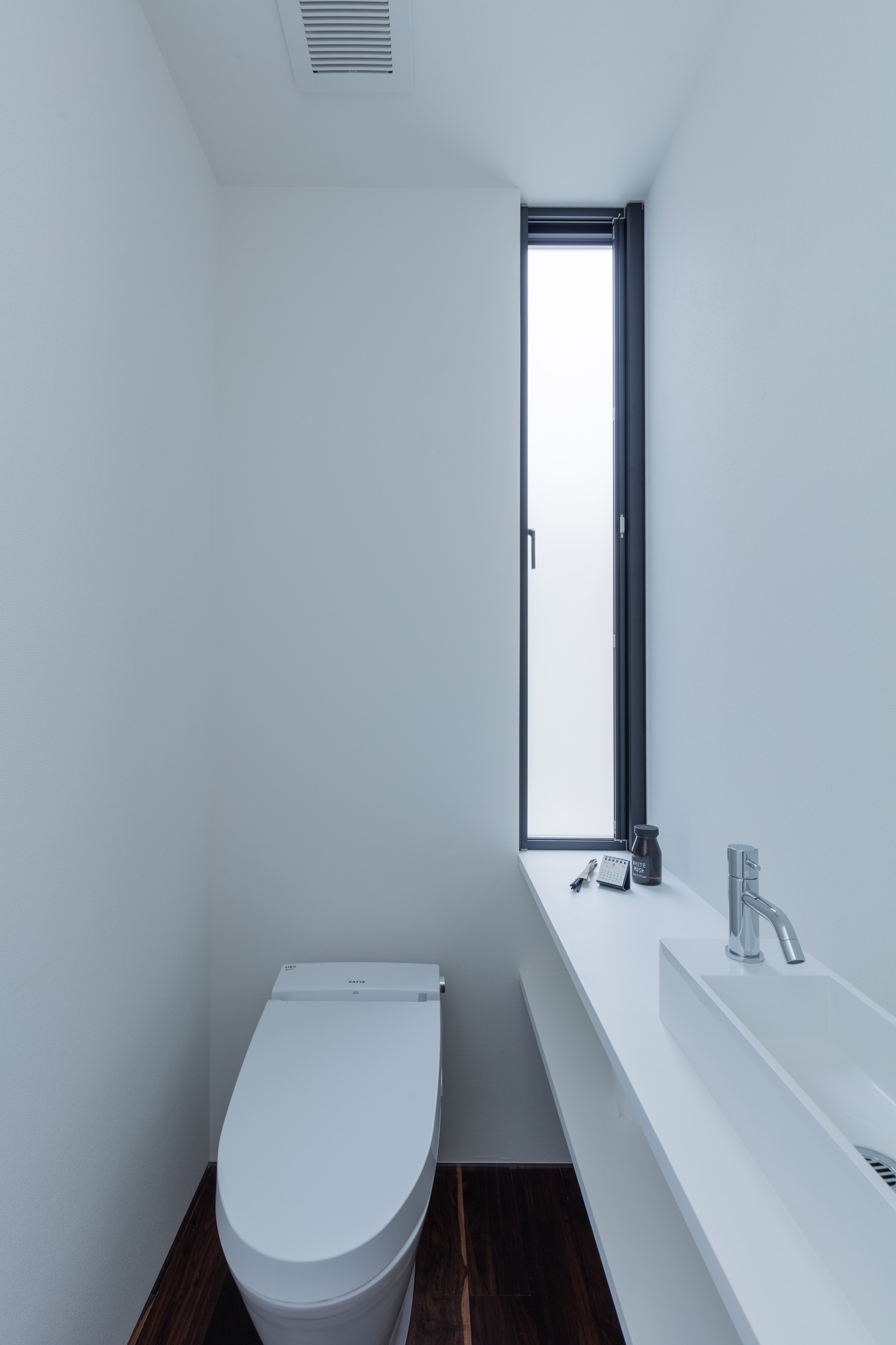 スリット窓と手洗いカウンターがあるトイレ・デザイン住宅 注文住宅・デザイン住宅建築実例_『CASE616 HOUSE.FLOAT』_トイレ