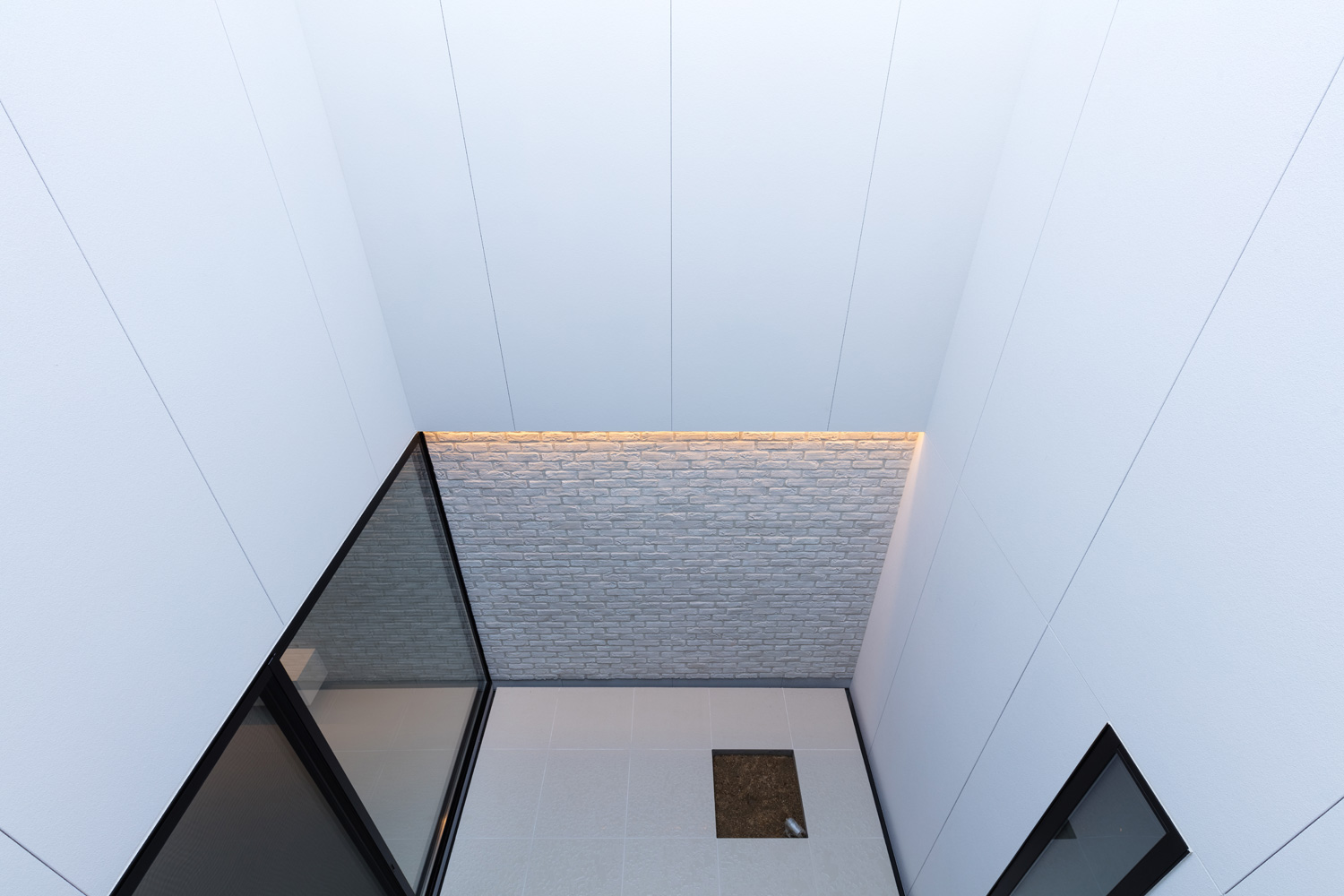 吹き抜けの中庭を上から見た様子・デザイン住宅 注文住宅・デザイン住宅建築実例_『CASE616 HOUSE.FLOAT』_テラス・バルコニー