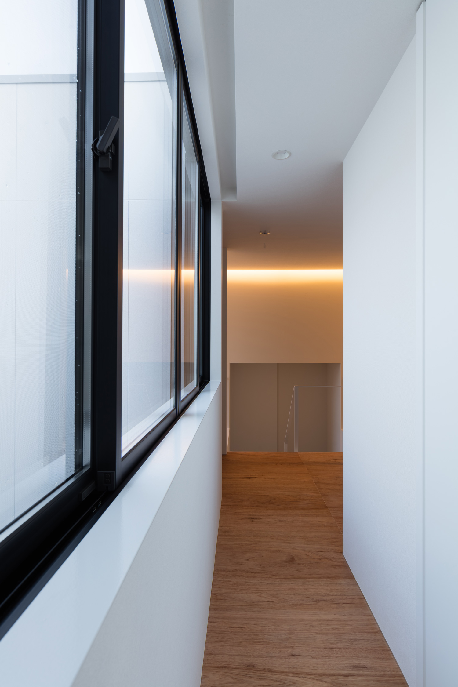 窓が設けられたフローリングの廊下・デザイン住宅 注文住宅・デザイン住宅建築実例_『CASE616 HOUSE.FLOAT』_廊下