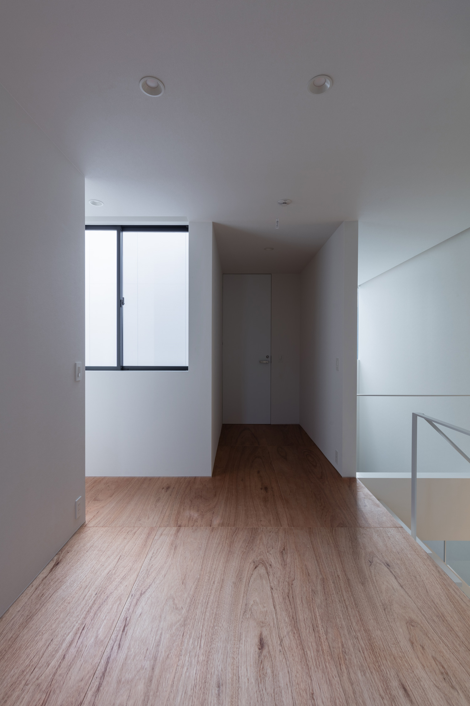 突き当りに扉があるフローリングの廊下・デザイン住宅 注文住宅・デザイン住宅建築実例_『CASE616 HOUSE.FLOAT』_廊下